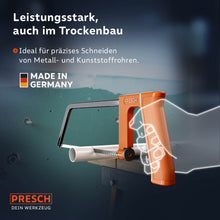 Guidage optimal de la scie pour des coupes propres : la scie lors du travail d’un profil en plastique (profil en U) dans le serre‑joint professionnel.
