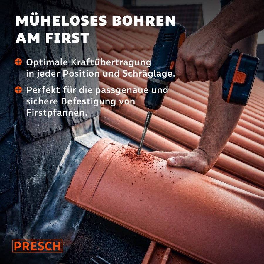 Artisan perce une tuile de faîtage sur le toit en pente avec une perceuse sans fil et une mèche à tuiles PRESCH