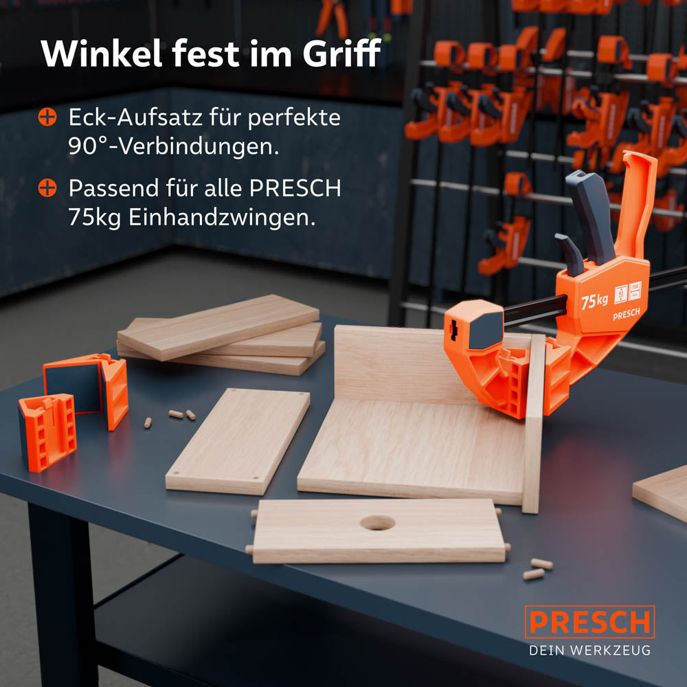 Anwendungsbeispiel im Möbelbau: Ein Eck-Aufsatz ist auf eine 75kg Zwinge montiert und fixiert zwei Holzelemente im exakten 90°-Winkel auf einer Werkbank. Perfekt für präzise Korpusverbindungen.
