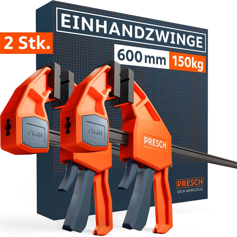 PRESCH Einhandzwinge 600mm mit einer Klemmkraft von 150kg im 2er Set. Professionelle Schnellspannzwinge in Orange und Schwarz vor der Produktverpackung, ideal für großformatige Werkstücke im Innenausbau.