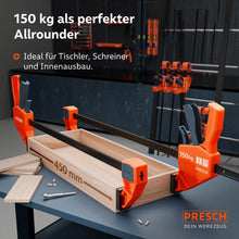 Anwendungsbeispiel im Möbelbau: Zwei 450mm Einhandzwingen fixieren eine breite Holzkonstruktion auf einer Werkbank während der Montage; ideal für präzises Verleimen langer Werkstücke.