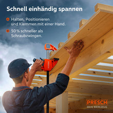 Einsatz beim Dachausbau: Ein Handwerker hält mit einer Hand einen langen Deckenbalken und fixiert ihn gleichzeitig mühelos mit der 450mm Schnellspannzwinge.