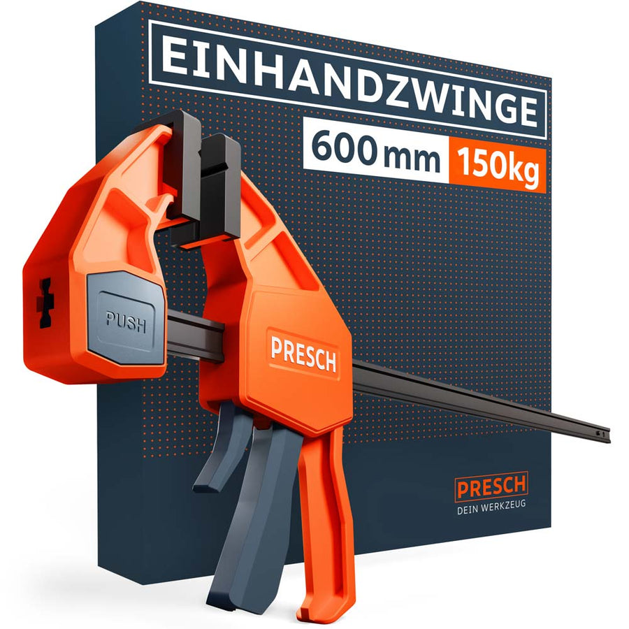 PRESCH Einhandzwinge 600mm mit einer Klemmkraft von 150kg. Professionelle Schnellspannzwinge in Orange und Schwarz vor der Produktverpackung, ideal für großformatige Werkstücke im Innenausbau.