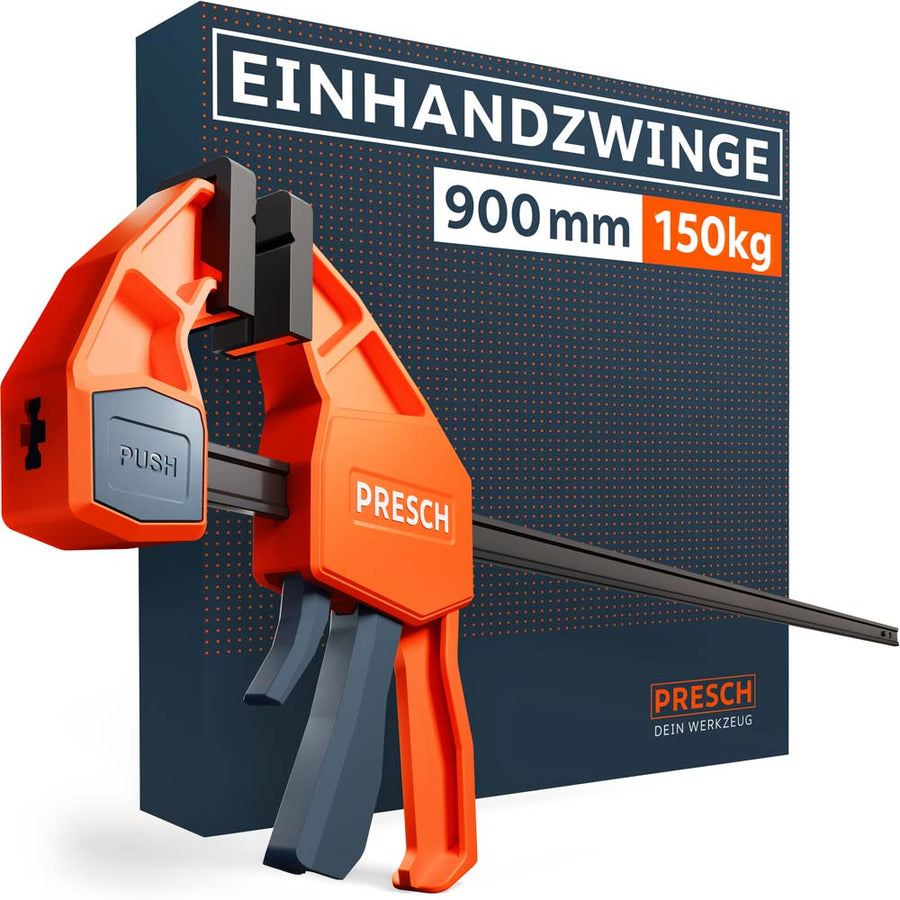 PRESCH Einhandzwinge 900mm mit einer Klemmkraft von 150kg. Professionelle Schnellspannzwinge in Orange und Schwarz vor der Produktverpackung, ideal für besonders großformatige Werkstücke und Verleimarbeiten.
