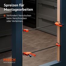 Praxisbeispiel im Innenausbau: Zwei Zwingen werden im Spreizmodus genutzt, um eine Türzarge während des Einbaus stabil und exakt auf Distanz zu halten.