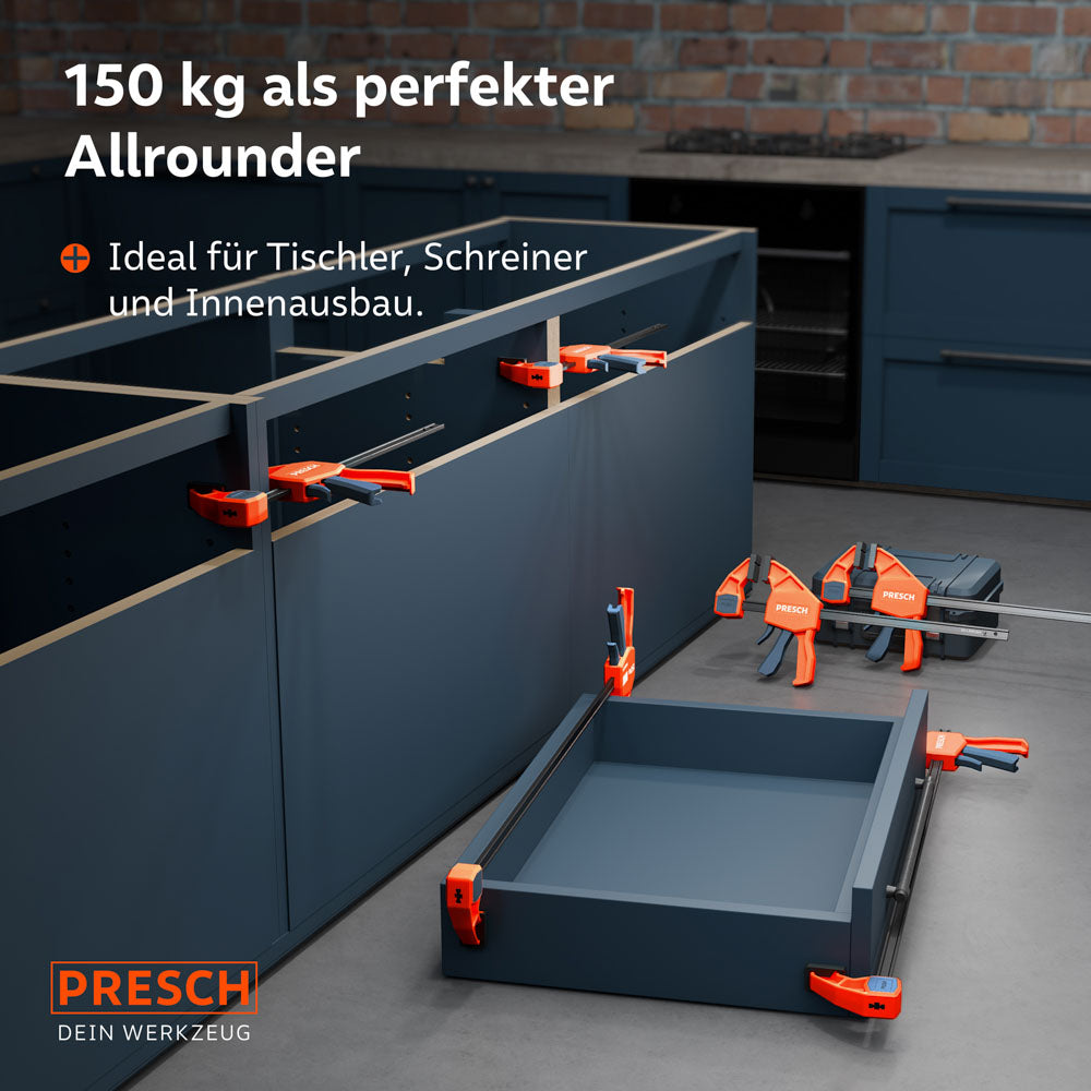Anwendungsbeispiel im professionellen Innenausbau: Mehrere Einhandzwingen aus dem Set fixieren Korpus-Teile einer großen Kücheninsel und eine Schublade während der Montage.