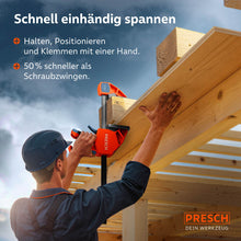 Arbeidsinzet in de ruwbouw: Een vakman houdt een dakbalk met één hand op positie en klemmt hem tegelijk moeiteloos vast met de 600mm Profi-klem - 50% sneller dan met schroefklemmen.