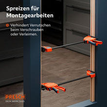 Montagevoorbeeld in de interieurafwerking: twee heavy‑duty klemmen worden in spreidmodus gebruikt om een deurkozijn tijdens de installatie stevig tegen de wand te drukken en te bevestigen.