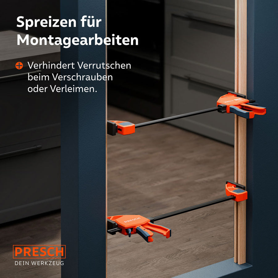 Montagevoorbeeld in de interieurafwerking: twee heavy‑duty klemmen worden in spreidmodus gebruikt om een deurkozijn tijdens de installatie stevig tegen de wand te drukken en te bevestigen.