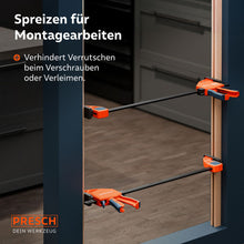 Montagebeispiel im Innenausbau: Zwei Heavy-Duty Zwingen werden im Spreizmodus genutzt, um eine Türzarge während des Einbaus stabil gegen die Wandung zu drücken und zu fixieren.