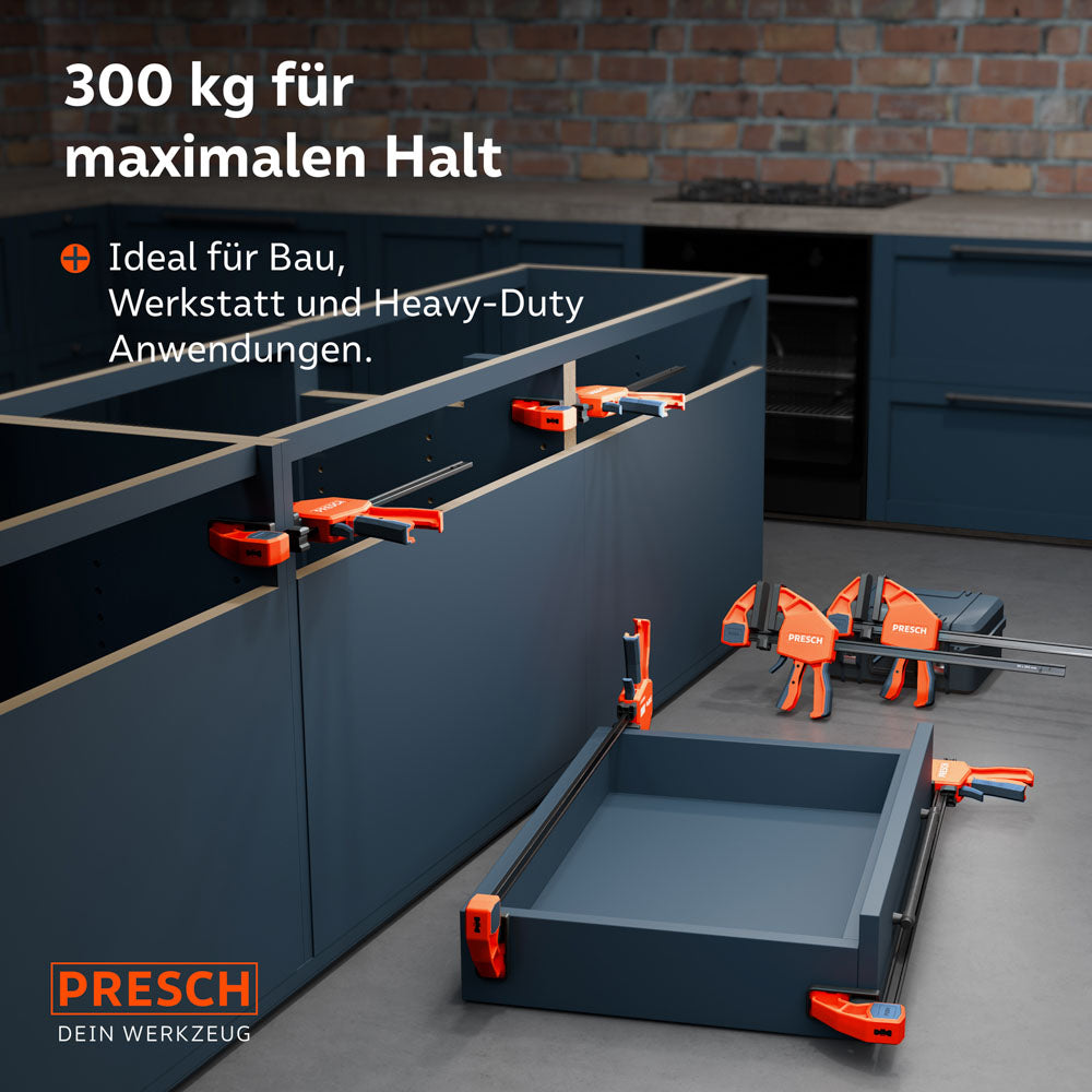 Anwendungsbeispiel im professionellen Möbelbau: Mehrere 300kg Einhandzwingen aus dem Set fixieren große Korpus-Teile und eine massive Schublade während der Montage.