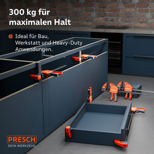 Anwendungsbeispiel im professionellen Möbelbau: Mehrere 300kg Einhandzwingen aus dem Set fixieren große Korpus-Teile und eine massive Schublade während der Montage.