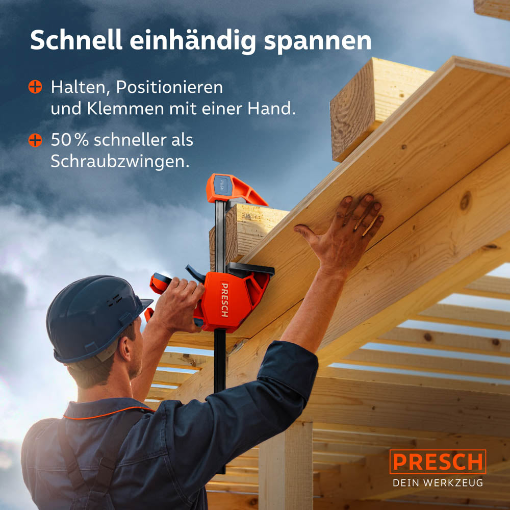 Einsatz beim Dachausbau: Ein Handwerker hält mit einer Hand einen massiven Dachsparren und fixiert ihn gleichzeitig mühelos mit der 300kg Schnellspannzwinge.