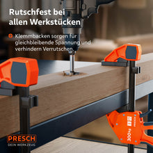 Präzision beim Bohren: Zwei Einhandzwingen fixieren einen massiven Holzbalken für einen Forstnerbohrer; die Klemmbacken sorgen für gleichbleibende Spannung ohne Verrutschen.