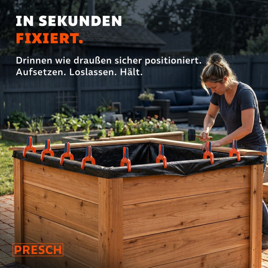 Federzwingen fixieren eine Teichfolie am Rand eines Hochbeets, während sie festgeklopft wird.
