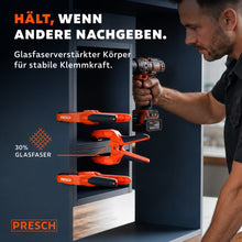Federzwingen mit glasfaserverstärktem Körper halten ein Regalbrett, während damit gebohrt wird.