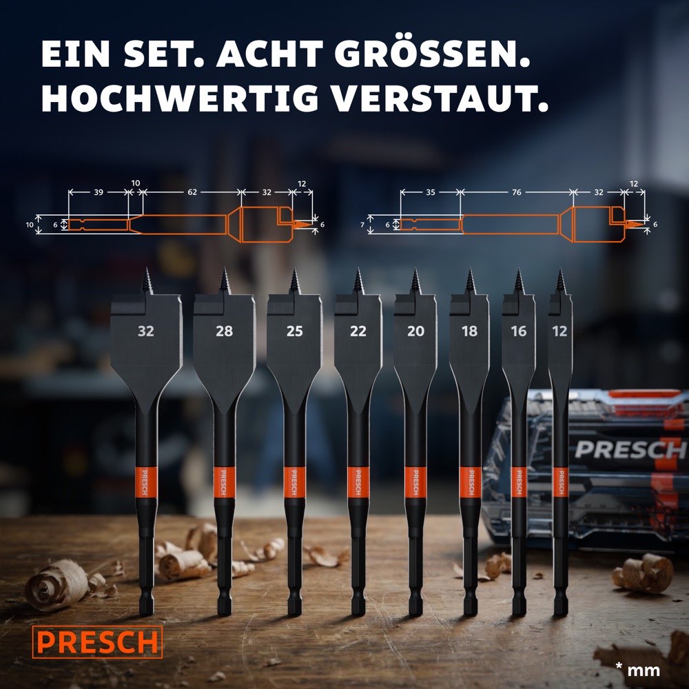 Alle acht PRESCH Flachfräsbohrer von 12 bis 32mm nebeneinander auf einem Holztisch, dahinter die Aufbewahrungsbox mit technischer Maßzeichnung der Bohrerkonstruktion