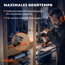 Handwerker mit Gehörschutz bohrt mit Akkuschrauber einen Flachfräsbohrer durch einen Holzständer, Detailkreis zeigt die selbsteinziehende Gewindespitze im Holz