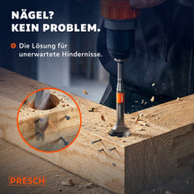 Flachfräsbohrer bohrt durch einen Holzbalken mit sichtbaren Nägeln darin, Detailkreis zeigt wie der Bohrer den Nagel im Holz durchdringt
