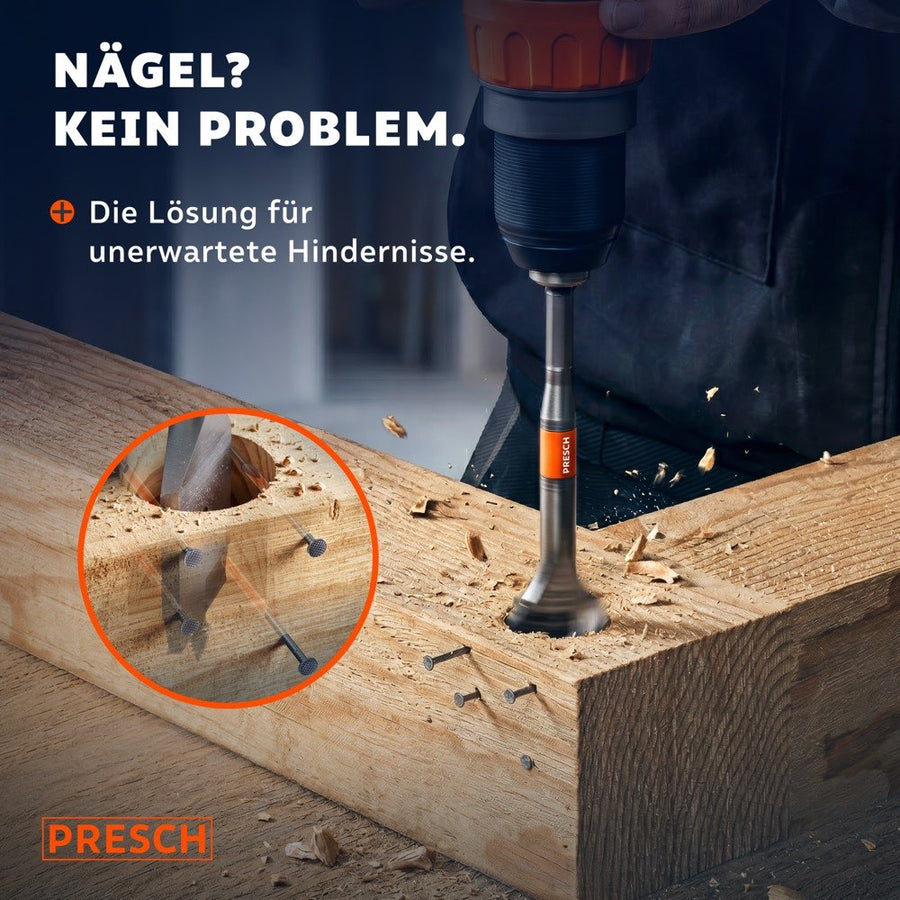 Flachfräsbohrer bohrt durch einen Holzbalken mit sichtbaren Nägeln darin, Detailkreis zeigt wie der Bohrer den Nagel im Holz durchdringt
