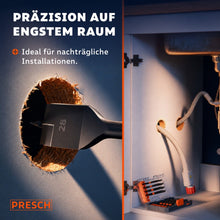28mm Flachfräsbohrer tritt durch eine dünne Holzwand, rechts daneben eine Küchenschrank-Unteransicht mit verlegten Wasserrohren und Kabeln