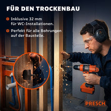 Handwerker mit Gehörschutz bohrt mit Akkuschrauber und Flachfräsbohrer durch einen Holzständer im Trockenbau, Detailkreis zeigt den Bohrer beim Durchdringen des Holzes