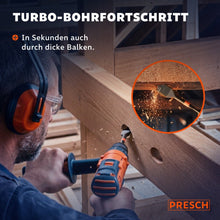 Handwerker mit Gehörschutz bohrt mit einem großen Akkuschrauber durch einen dicken Holzbalken, Detailkreis zeigt den Flachfräsbohrer beim Durchdringen des Balkens mit Funkenflug