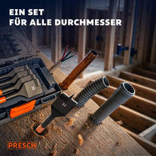 32mm Flachfräsbohrer liegt vor der geöffneten PRESCH Aufbewahrungsbox auf einer Baustellen-Werkbank, daneben verschiedene Rohre und Kabel