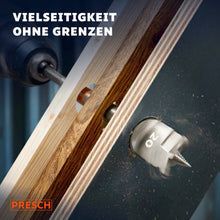 Zwei Flachfräsbohrer gleichzeitig im Einsatz – links bohrt ein Bohrer schräg durch Mehrschichtholz, rechts ein 20mm Bohrer beim Durchdringen einer dunklen Platte