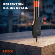 20mm Flachfräsbohrer setzt punktgenau auf einer Holzoberfläche an – Zentrierspitze trifft exakt auf die Kreuzmarkierung im Holz