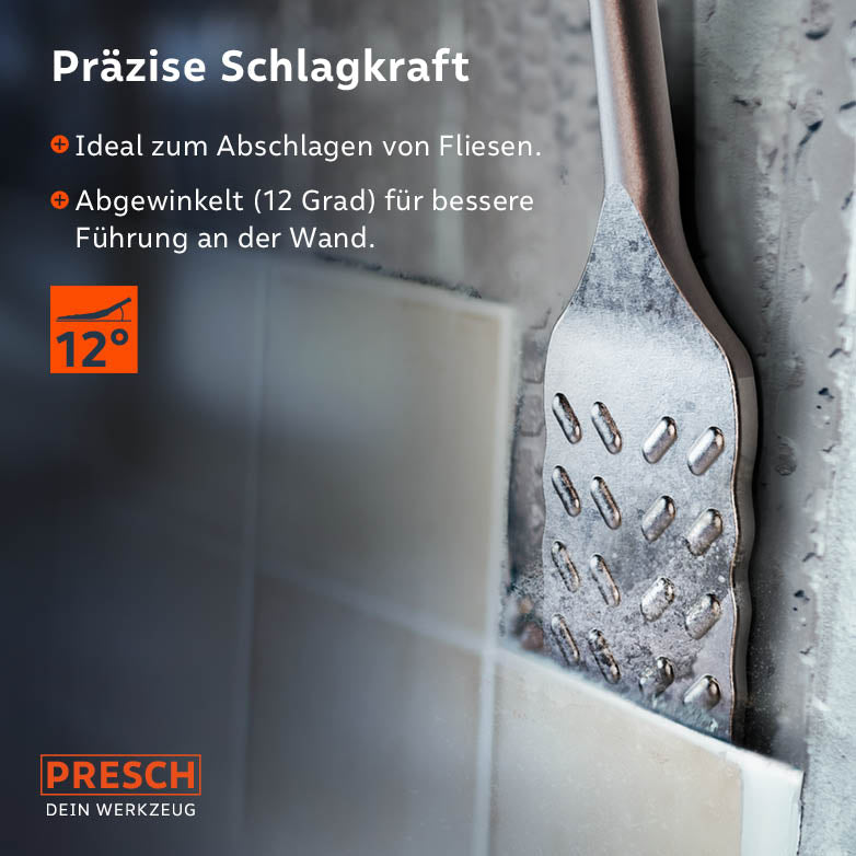 Anwendungsbeispiel: Der 12 Grad abgewinkelte Fliesenmeißel im Einsatz an einer Wand zum präzisen Abschlagen von Fliesen.