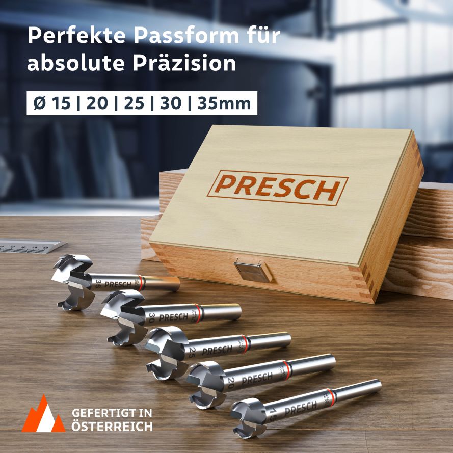 Präsentationsansicht des Sets: Fünf präzisionsgefertigte Forstnerbohrer (Ø 15-35mm) neben ihrer passgenauen Holz-Systembox für eine sichere und übersichtliche Aufbewahrung.