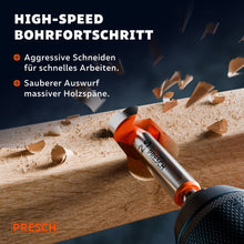 Bohrer dringt mit hoher Geschwindigkeit in einen Holzbalken ein, Späne fliegen durch die Luft.