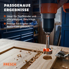 Akkuschrauber bohrt passgenaues Sackloch für ein Topfband in eine Holzplatte.