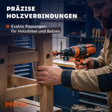 Handwerker bohrt mit Akkuschrauber ein Loch für einen Holzdübel in einen Hockerfuß.