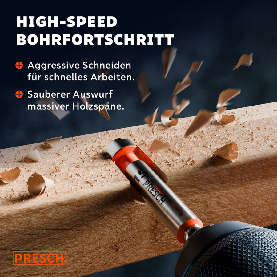 Forstnerbohrer wirft beim Bohren in einem Holzbalken massive Späne sauber aus.