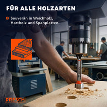 Ständerbohrmaschine bohrt mehrere Löcher mit dem Forstnerbohrer in eine Spanplatte.