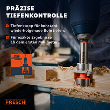 Akkuschrauber bohrt mit Tiefenstopp ein Sackloch in einen Holzbalken.