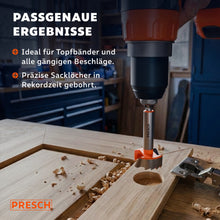 Akkuschrauber bohrt passgenaues Sackloch für ein Topfband in eine Holzplatte.