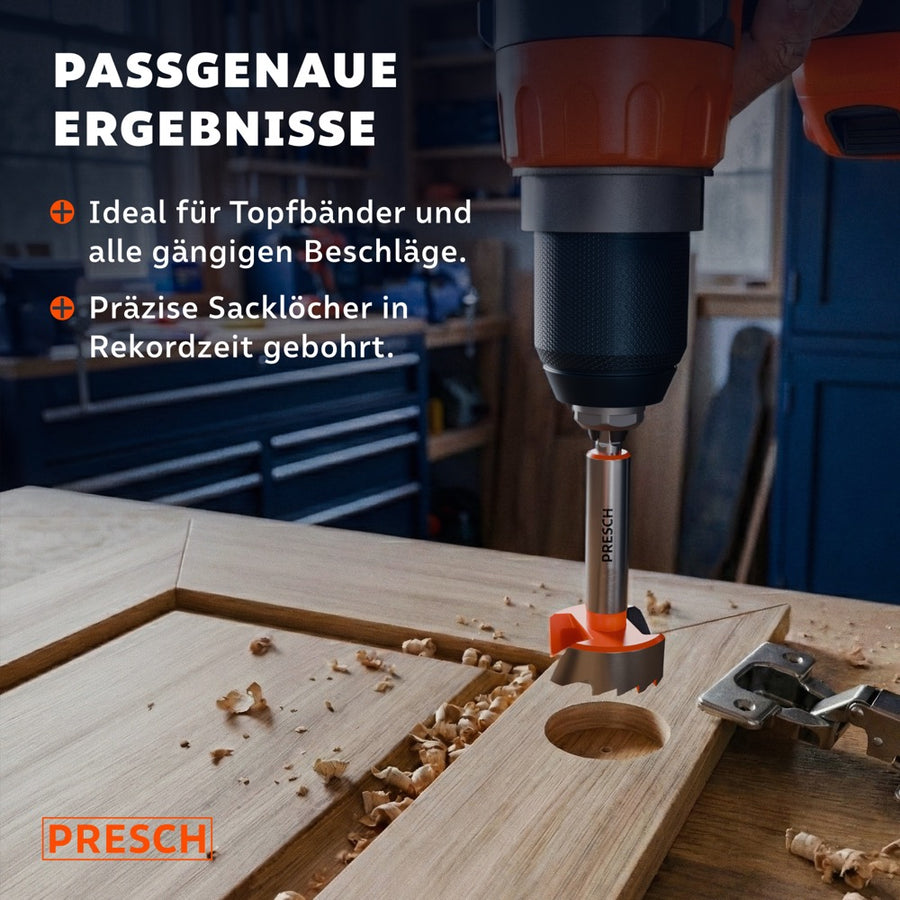Akkuschrauber bohrt passgenaues Sackloch für ein Topfband in eine Holzplatte.