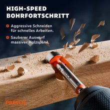 Forstnerbohrer wirft beim Bohren in einem Holzbalken massive Späne sauber aus.