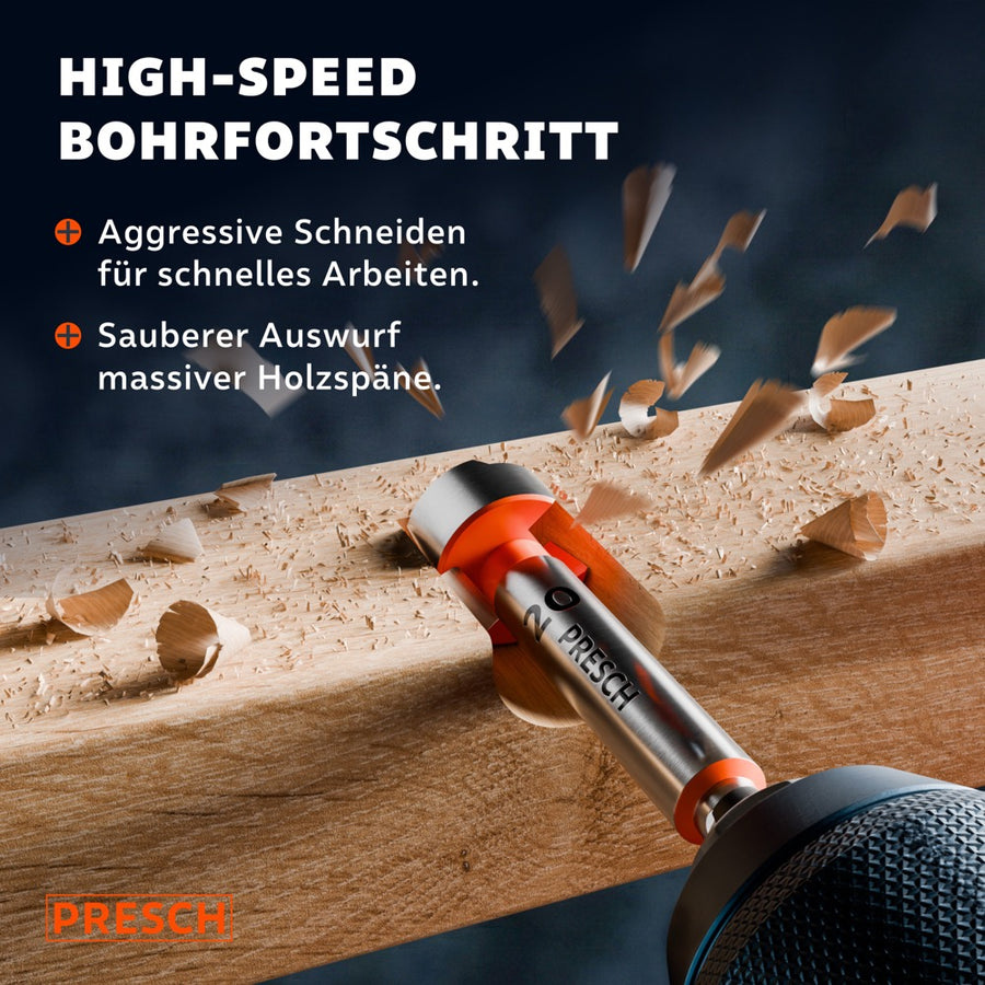 Forstnerbohrer wirft beim Bohren in einem Holzbalken massive Späne sauber aus.