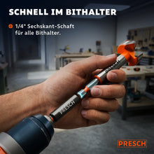 Hand hält den Forstnerbohrer mit Sechskantschaft vor einem Bithalter in der Werkstatt.
