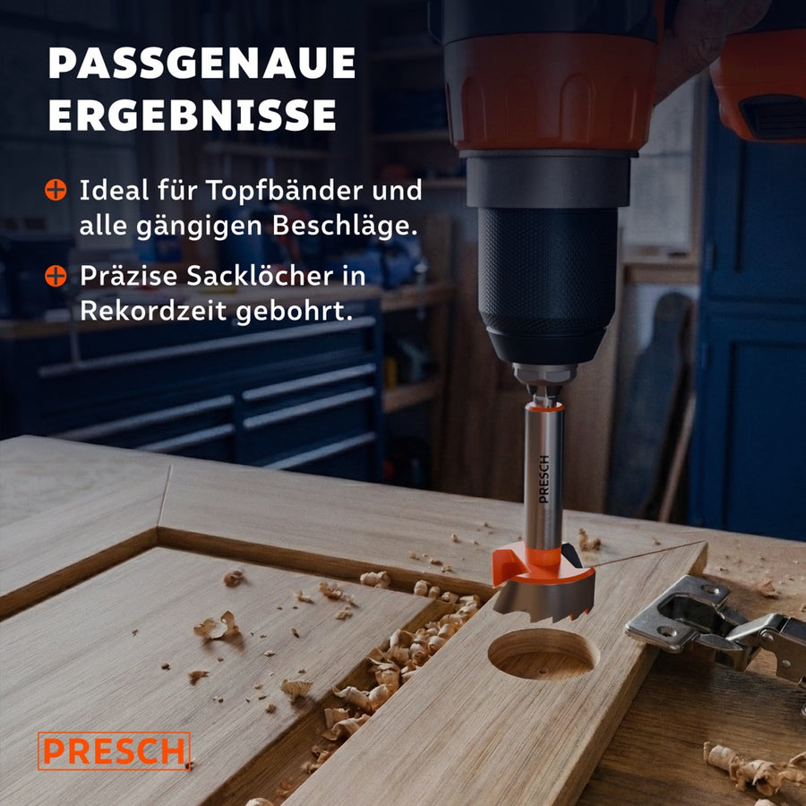 Akkuschrauber bohrt passgenaues Sackloch für ein Topfband in eine Holzplatte.