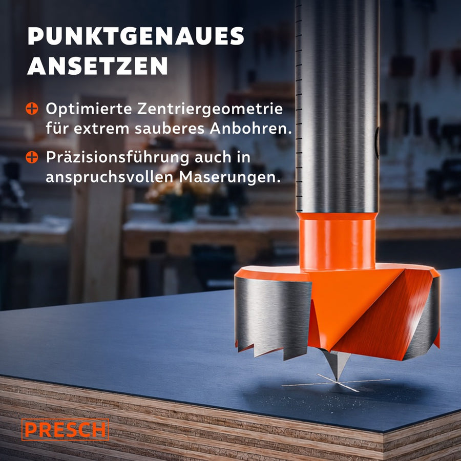 Zentrierspitze des Forstnerbohrers setzt punktgenau auf einer Spanplatte an.