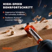 Forstnerbohrer wirft beim Bohren in einem Holzbalken massive Späne sauber aus.