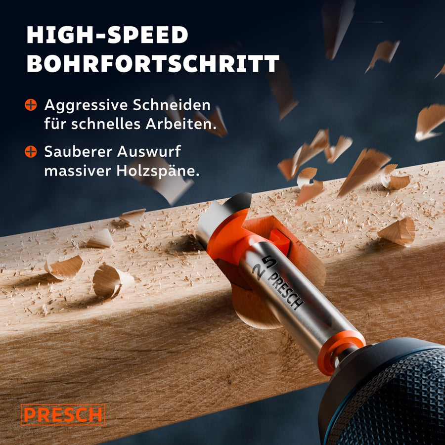 Forstnerbohrer wirft beim Bohren in einem Holzbalken massive Späne sauber aus.