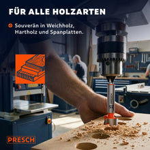 Ständerbohrmaschine bohrt mehrere Löcher mit dem Forstnerbohrer in eine Spanplatte.