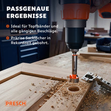 Akkuschrauber bohrt passgenaues Topfband-Sackloch in eine Holztür neben einem montierten Topfband.