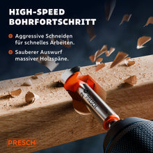 Forstnerbohrer wirft beim Bohren in einem Holzbalken massive Späne sauber aus.